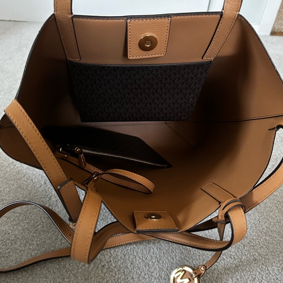 Michael Kors MK Logo Bag - Picture 3 of 3